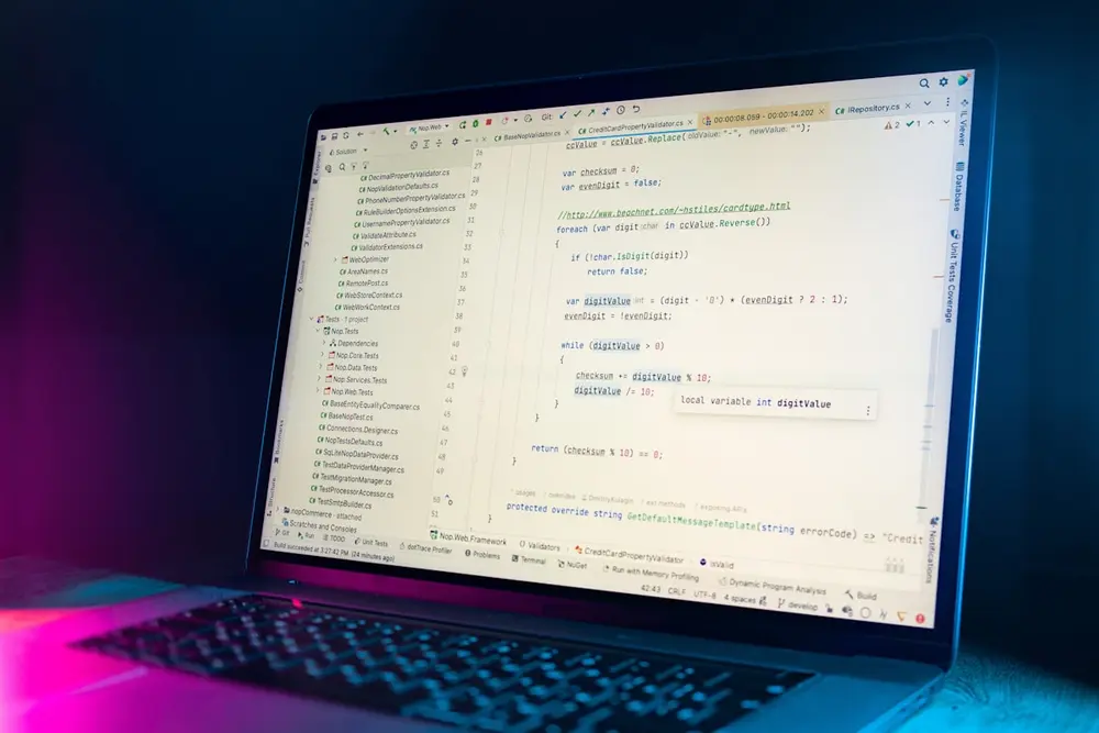 Pantalla con código de desarrollo web